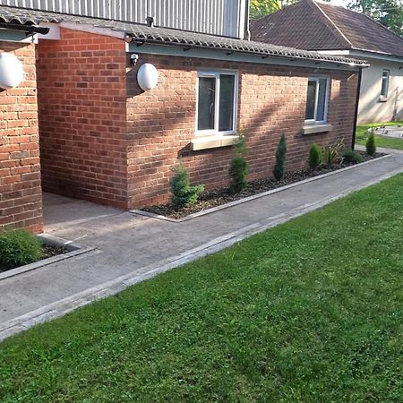 Two Birds Weekly Stay Malmesbury Esterno foto